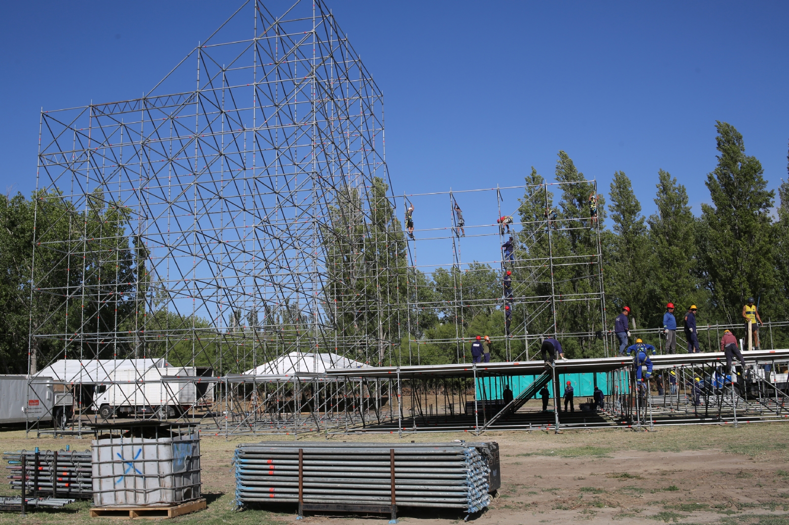 Roca-Preparativos-fiesta-de-la-manzana-Ma-Emilia-Soria-Juan-Thomes-2-1