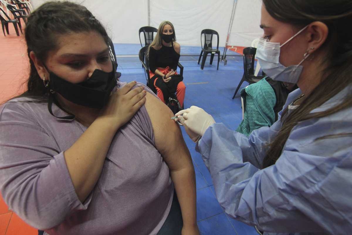 NF012-NEUQUEN.Vacunacion-COVID19-Ruca-Che-7-20sept2021-Coronavirus-FOTO-Oscar-Livera
