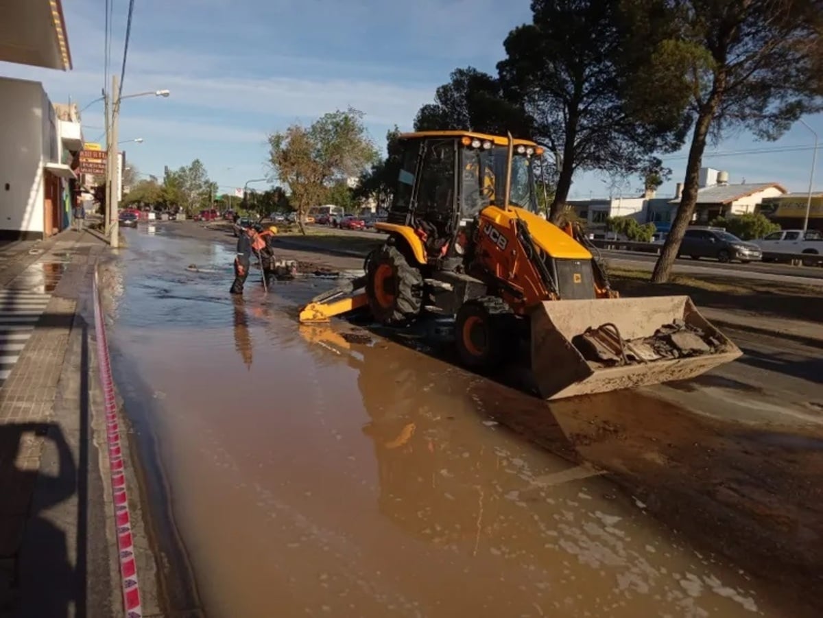 Caño roto en calle Lastra Neuquén capital