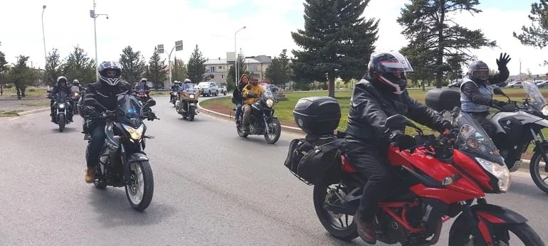 Motociclistas paso por la Rotonda de Zapala