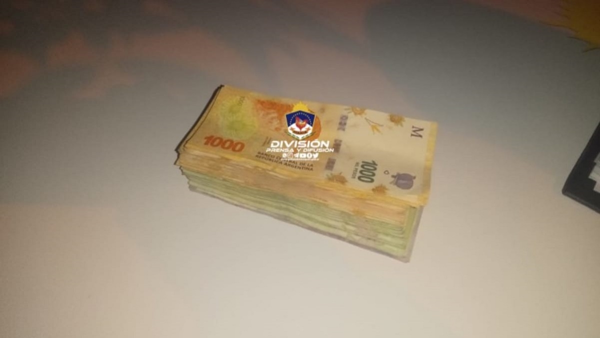 primer plano billetes de 1000 policía neuquén (1)