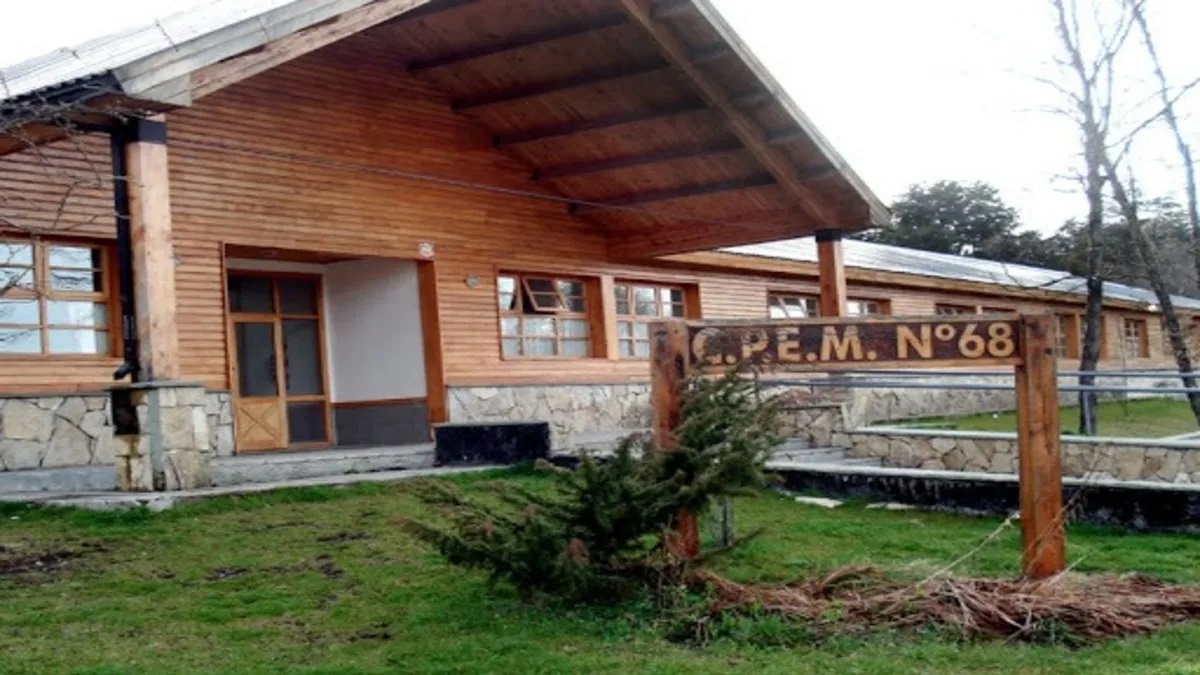 escuela secundaria del CPEM 68 de Villa La Angostura 2