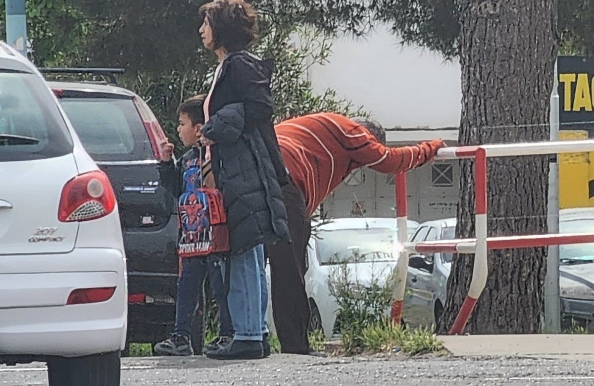estacionado sobre las vías-1