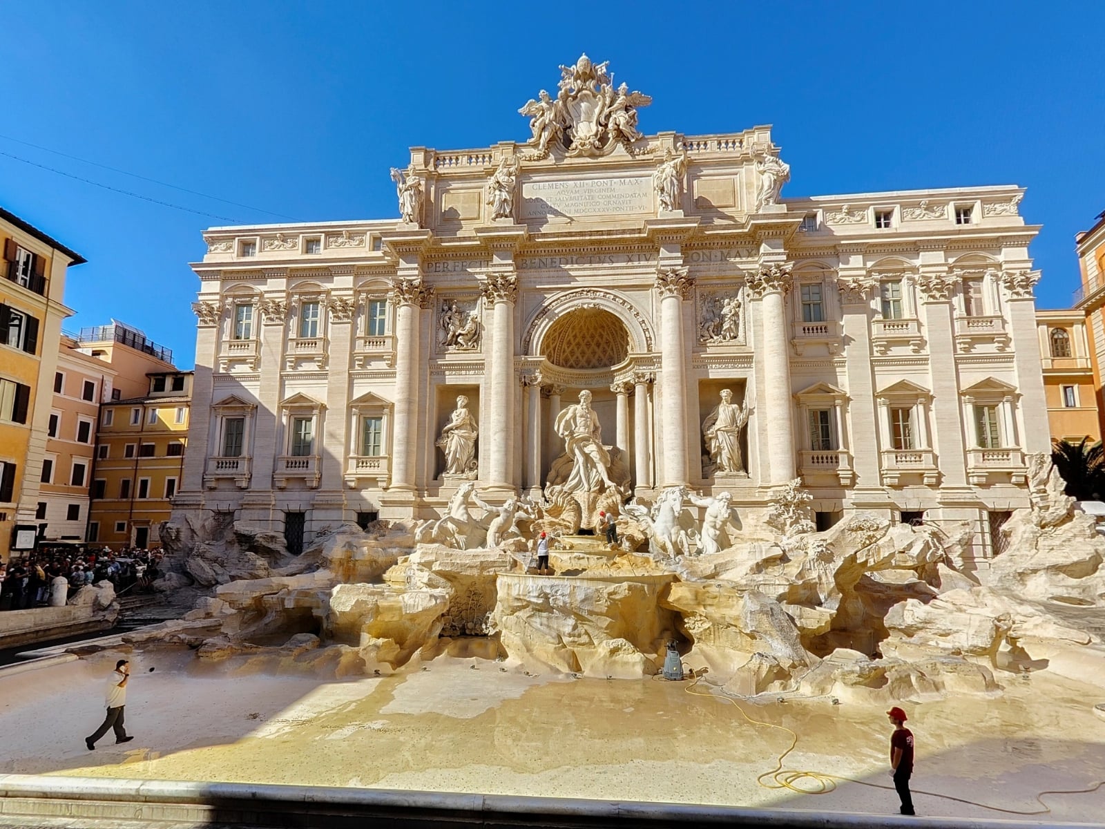 la-fontana-di-trevi-fue___52afIyfLH_2000x1500__1