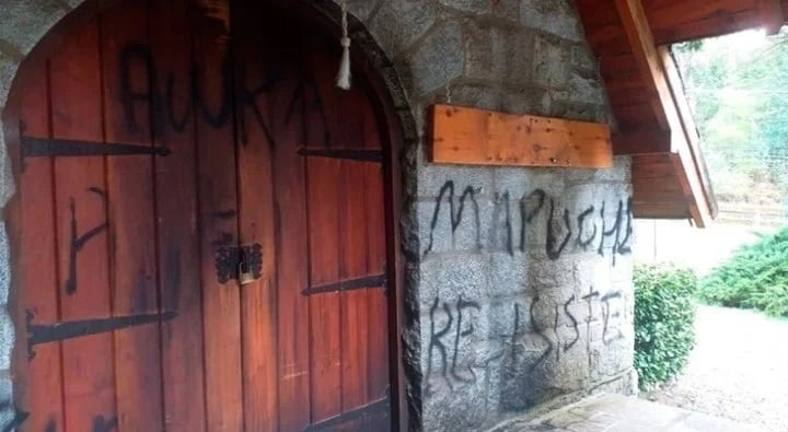 Capilla de Villa La Angostura pintada reivindicación mapuche