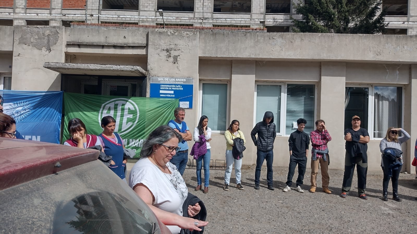 ATE en Asamblea frente al edificio de la Secretaría de Planificación de San Martín de Los Andes