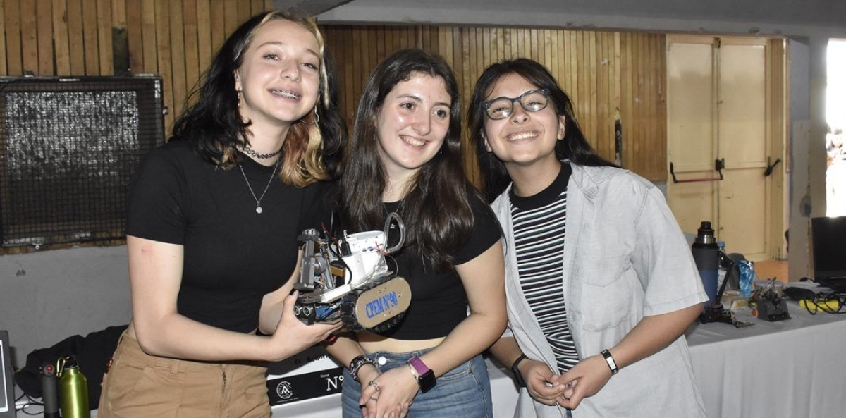 Participantes del Primer Encuentro Regional de Robótica en la EPET 8