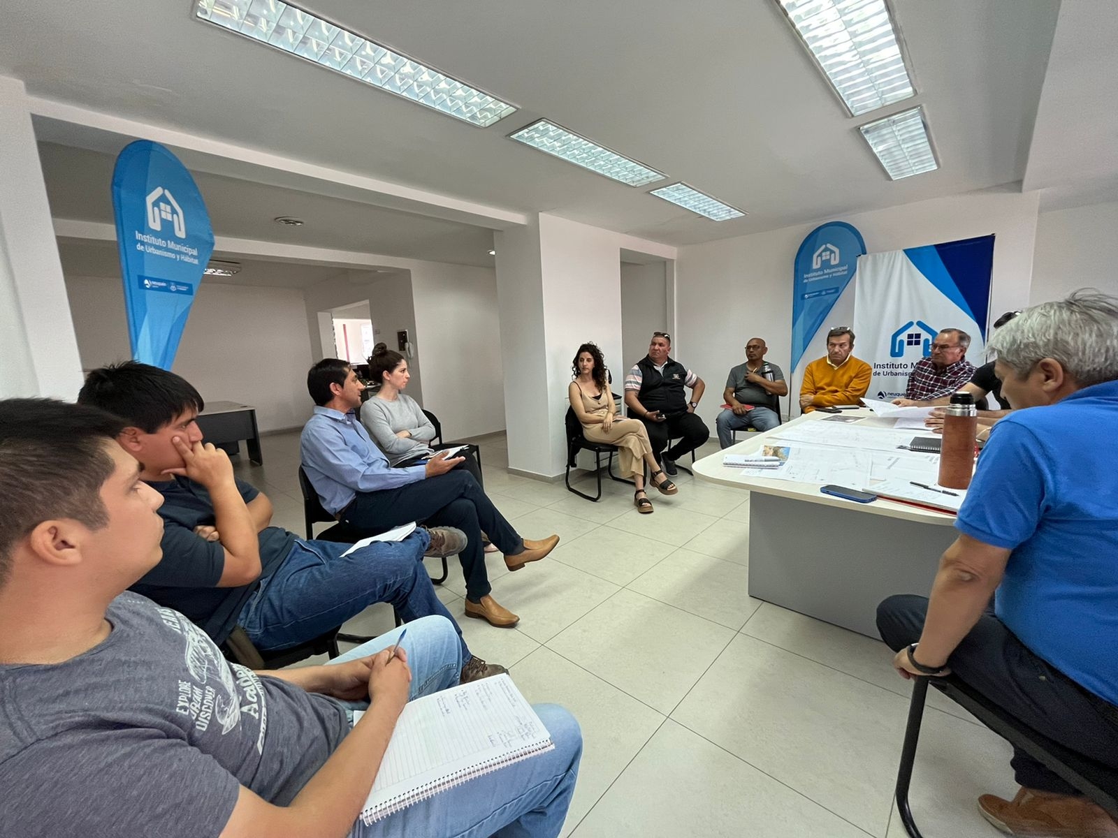 vecinos de Valentina Norte Rural en el Instituto Municipal de Urbanismo y Hábitat junto a la La concejal, Ana Servidio (1)