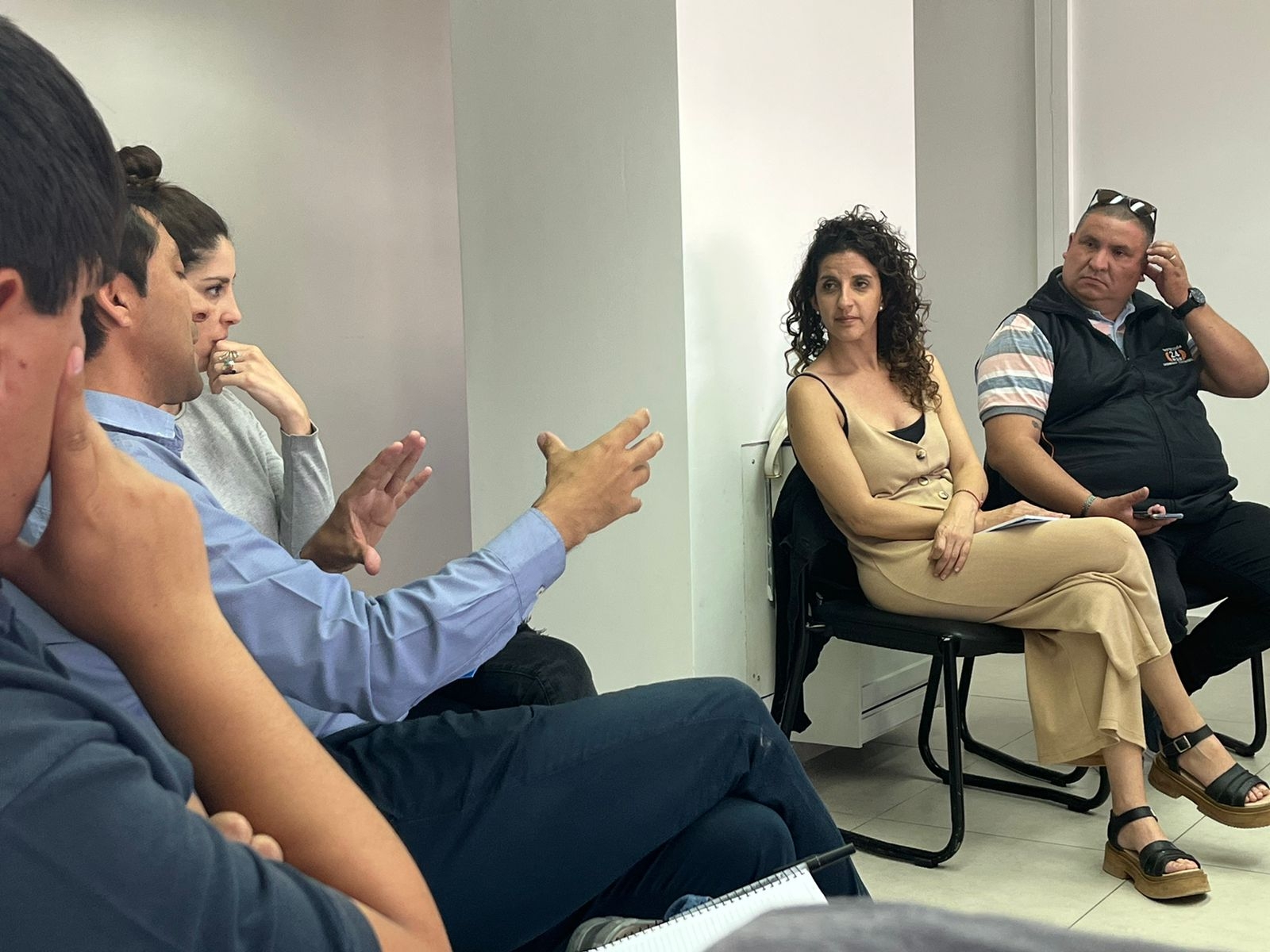 vecinos de Valentina Norte Rural en el Instituto Municipal de Urbanismo y Hábitat junto a la La concejal, Ana Servidio (2)