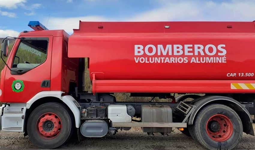 Cisterna Renault con capacidad de 13.500 litros de la Asociación de Bomberos Voluntarios de Aluminé
