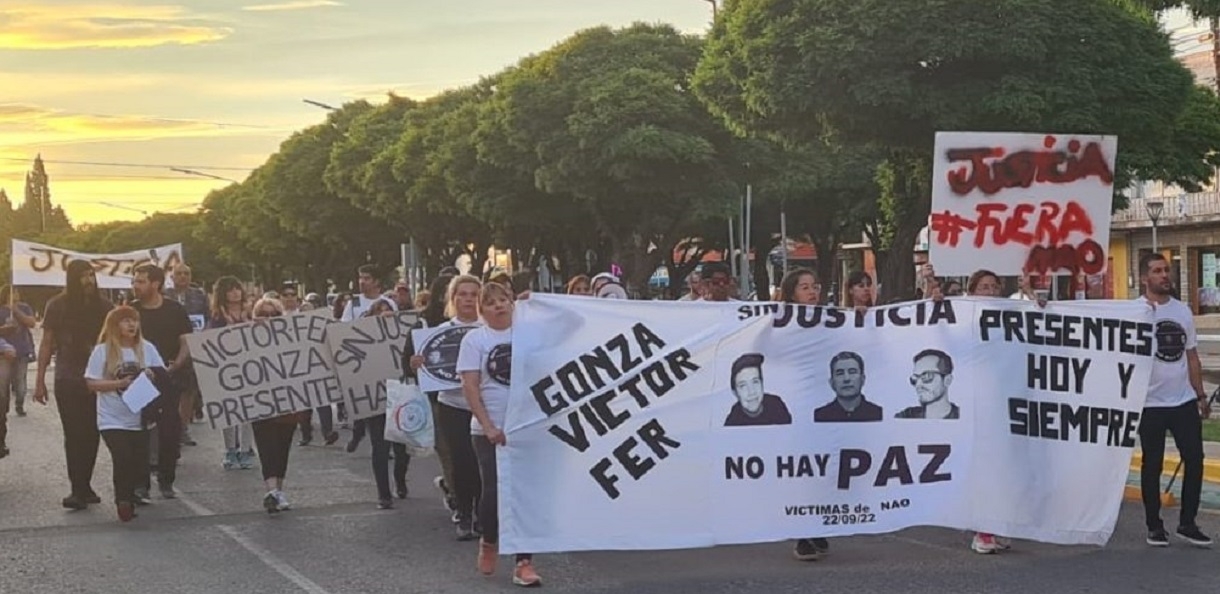 MARCHA POR MUERTE EN LA REFINERÍA NAO CUTRAL CO AL INSTANTE
