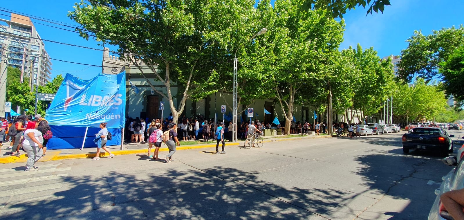 Libres del Sur instaló comedor popular frente a Casa de Gobierno Neuquén Fuente Javier Manzano (1)