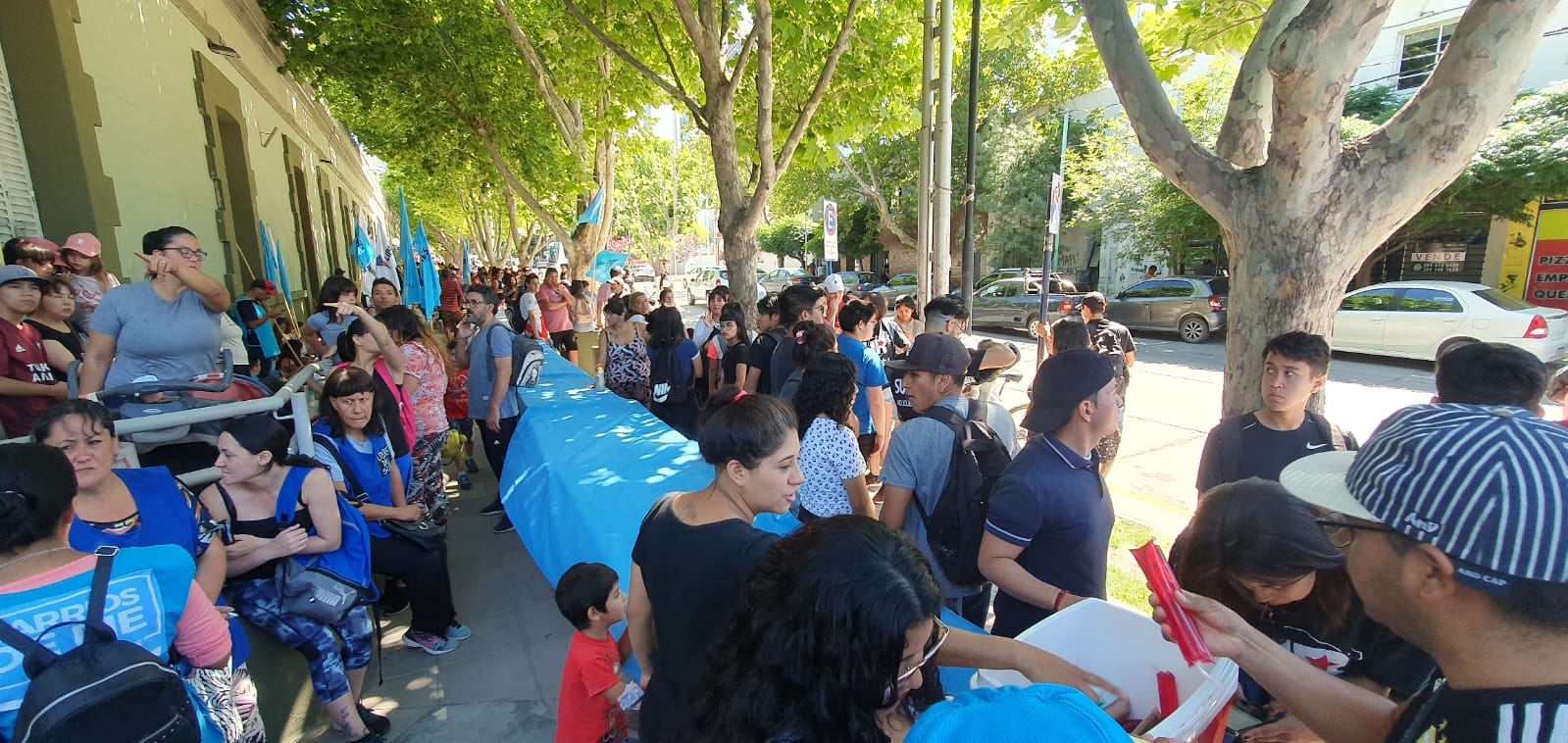 Libres del Sur instaló comedor popular frente a Casa de Gobierno Neuquén Fuente Javier Manzano (2)