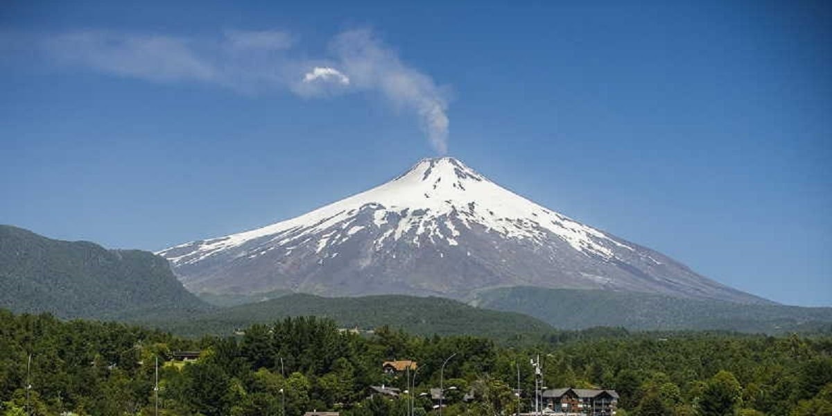 volcán villarrica con fumata