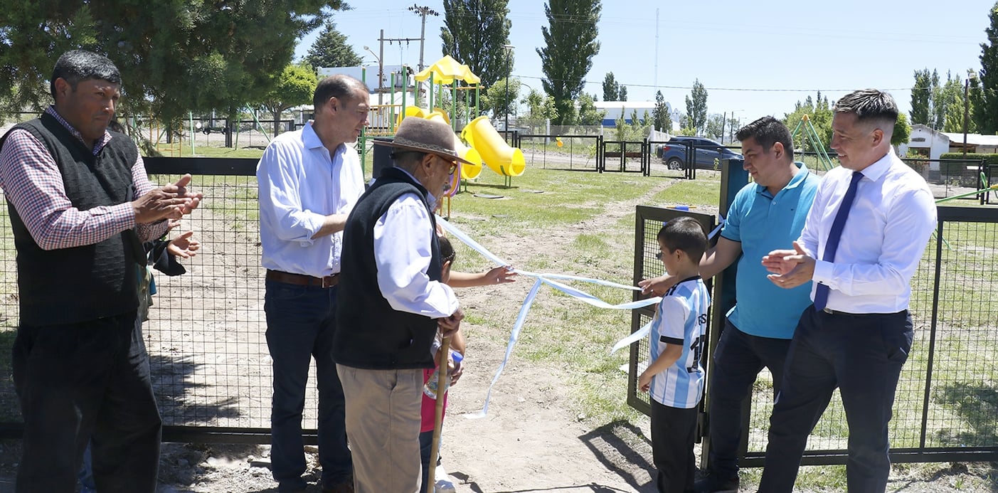 El gobernador, Omar Gutierrez en la inauguración de la Plaza Central de Santo Tomas