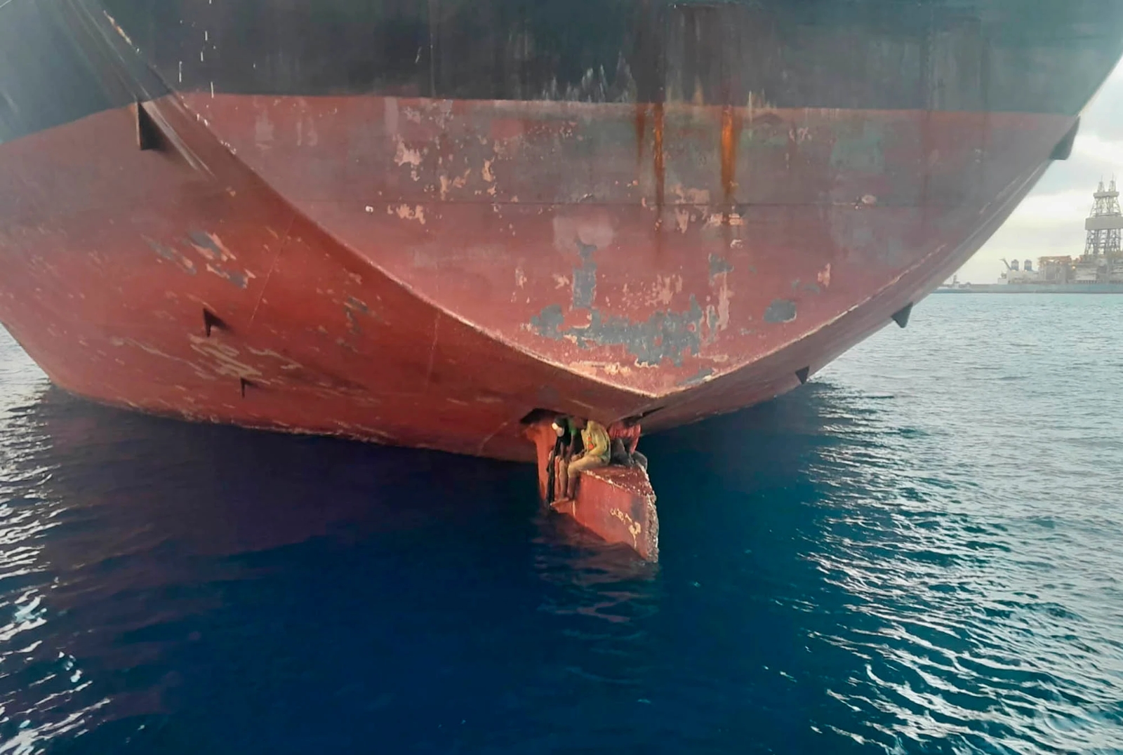 spanish-coast-guard-rescue-men-rudder-tanker-01