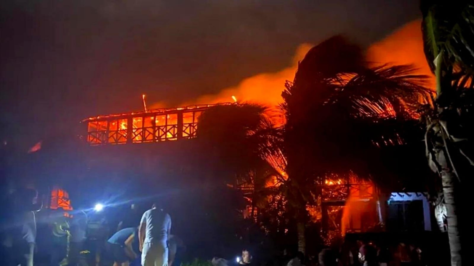 Isla-de-Holbox-videos-del-gran-incendio-en-la-zona-hotelera-de-Quintana-Roo-2