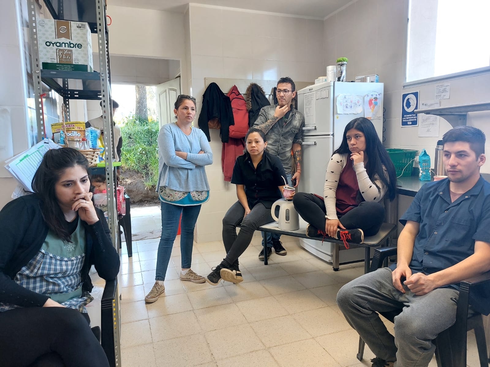Las auxiliares de servicios están con medidas de fuerza en el Jardín 82 de Villa La Angostura.