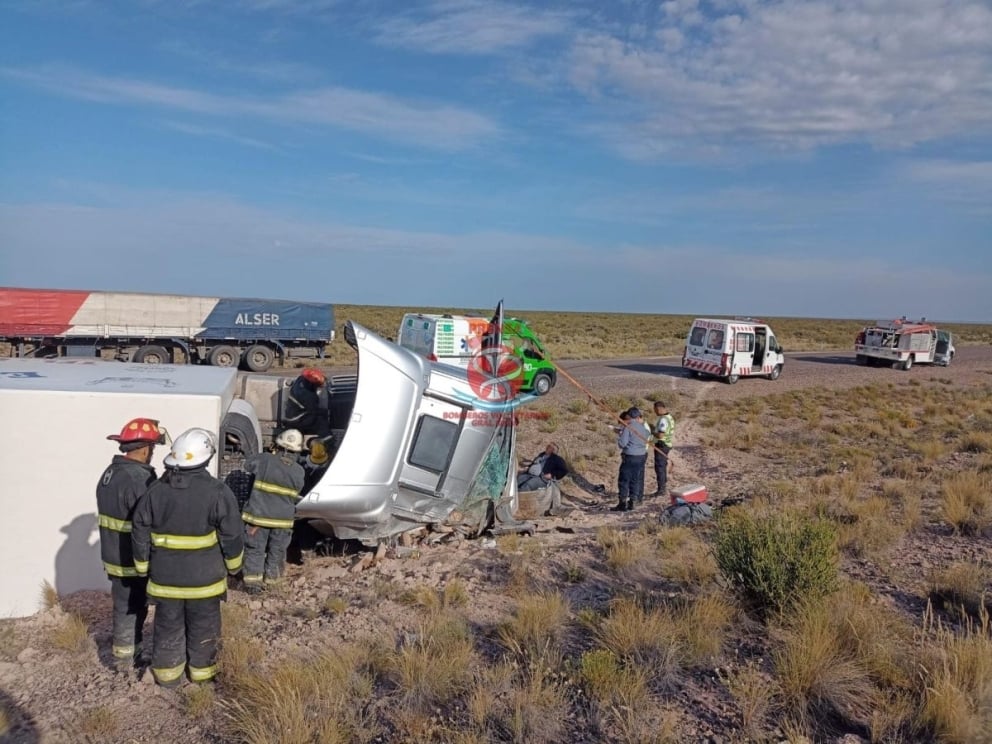 Bombros roca vuelco en ruta 6