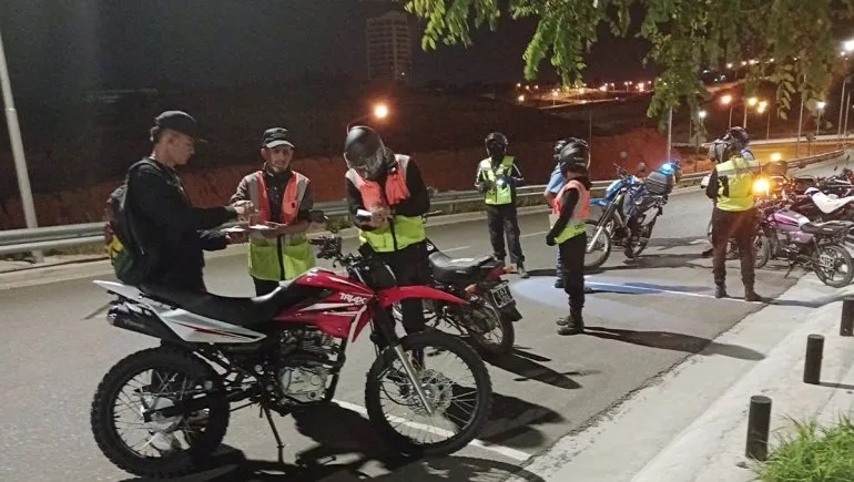 Motoqueros autoconvocados en Neuquén capital 1