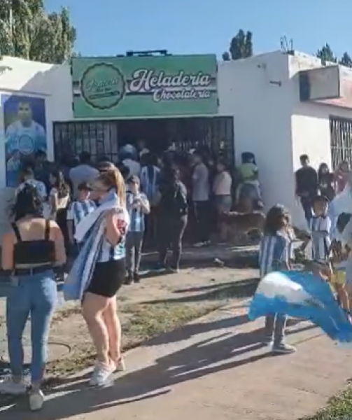 Los lajeños celebraron el gran triunfo de la Selección Argentina en la Heladería Fratelli del Sur. Fuente (Facebook)