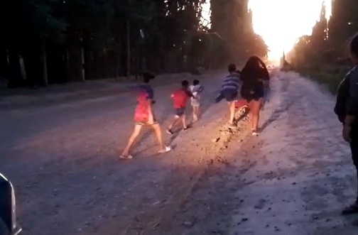 menores a los piedrazos