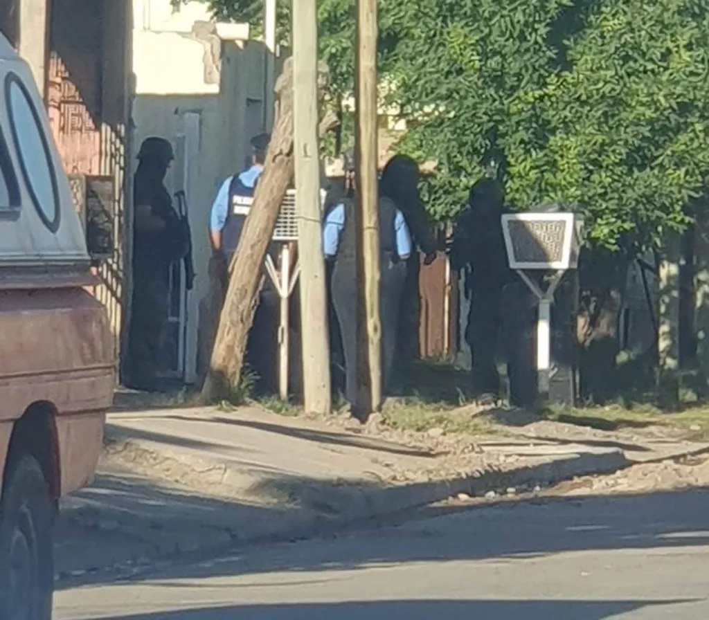 Allanamiento policial por drogas en el barrio San Lorenzo Norte de la ciudad de Neuquén