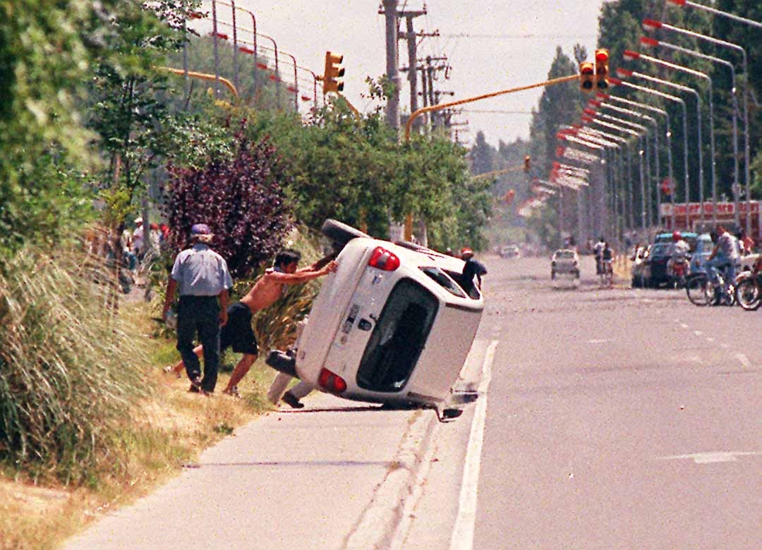 2001-neuquén-SAQUEOS?VUELCAN-AUTO-foto-Beto-Delloro