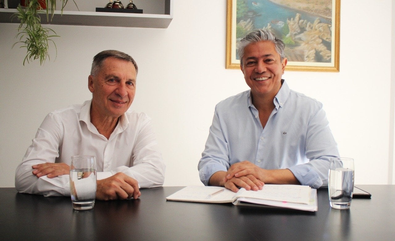 El candidato a gobernador, Rolando Figueroa junto al presidente de la Comisión Vecinal del Barrio Santa Genoveva, Rubén Salari