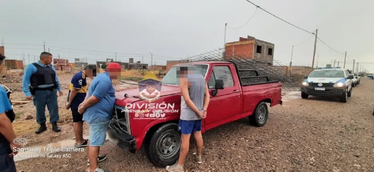 detenidos y camioneta roja parada