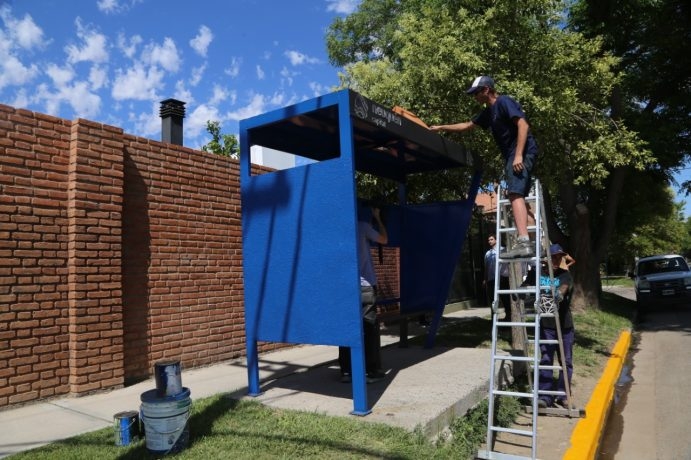 El municipio de Neuquén renovó garitas y paradas del transporte público de pasajeros