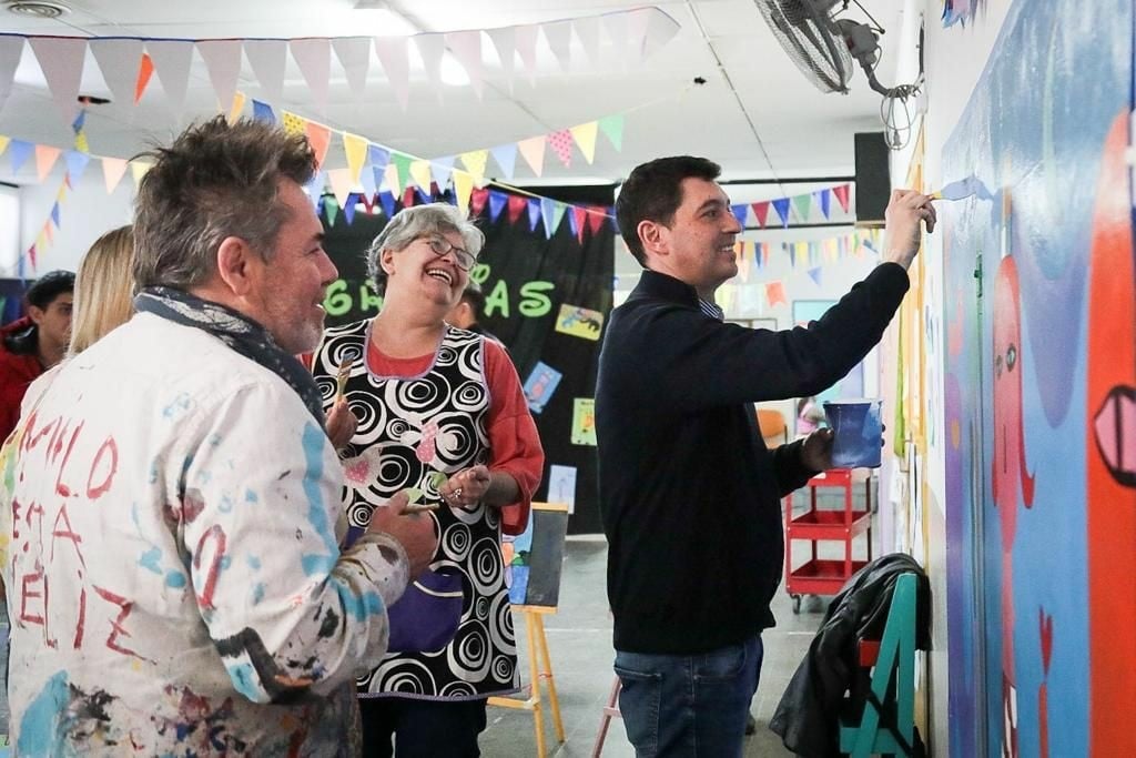 El reconocido artista Milo Lockett pintó murales en escuelas neuquinas