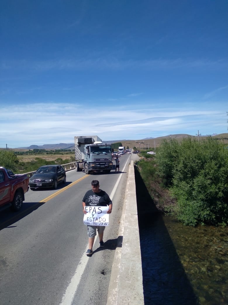 Reclamo de agua en la Ruta 40 por vecinos de Junín de los Andes (1)