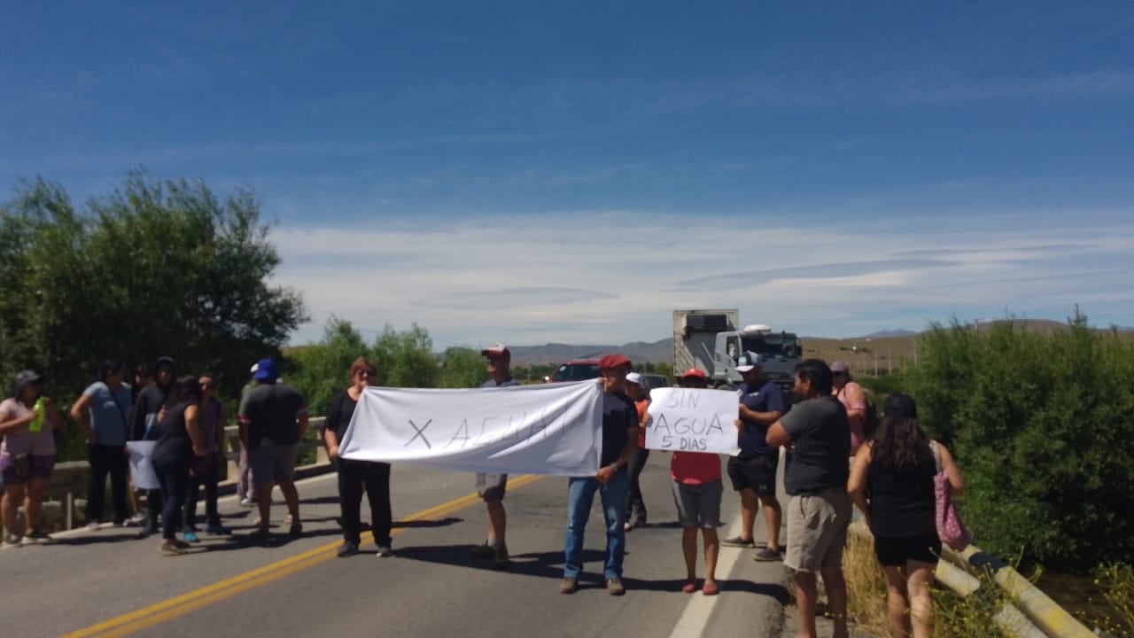 Reclamo de agua en la Ruta 40 por vecinos de Junín de los Andes (3)