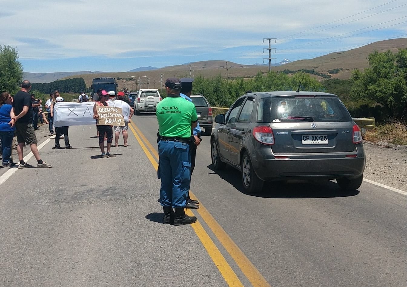 Reclamo de agua en la Ruta 40 por vecinos de Junín de los Andes (4)