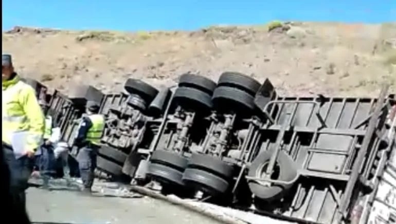 camión volcó en collón cura
