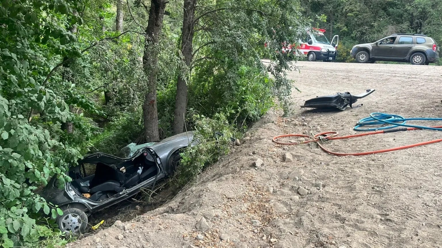 corsa volcó y destruido
