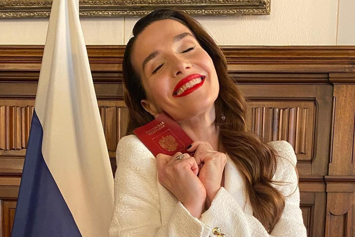 Natalia-oreiro-recibe-pasaporte-ruso-foto-instagram-nataliaoreirosoy-1