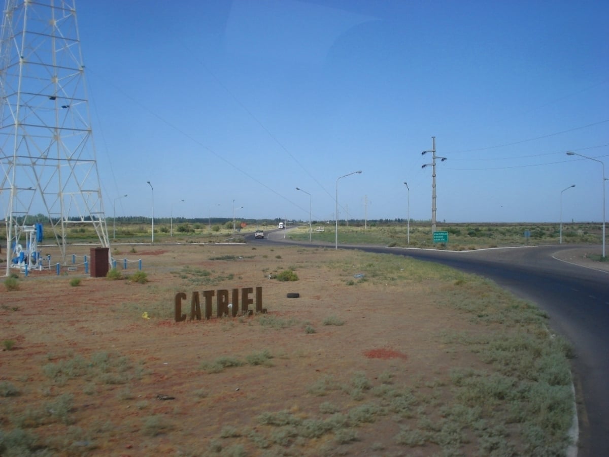 Rotonda_de_ingreso_a_la_ciudad_de_Catriel_por_ruta_nacional_151_y_provincial_6 (1)