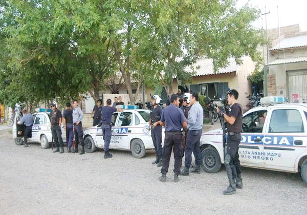 una-treintena-policias-distintas-unidades-se-aposto-frente-al-destacamento-del-barrio-anai-mapu-antonio-spagnuolo