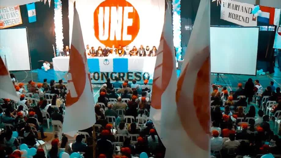 une