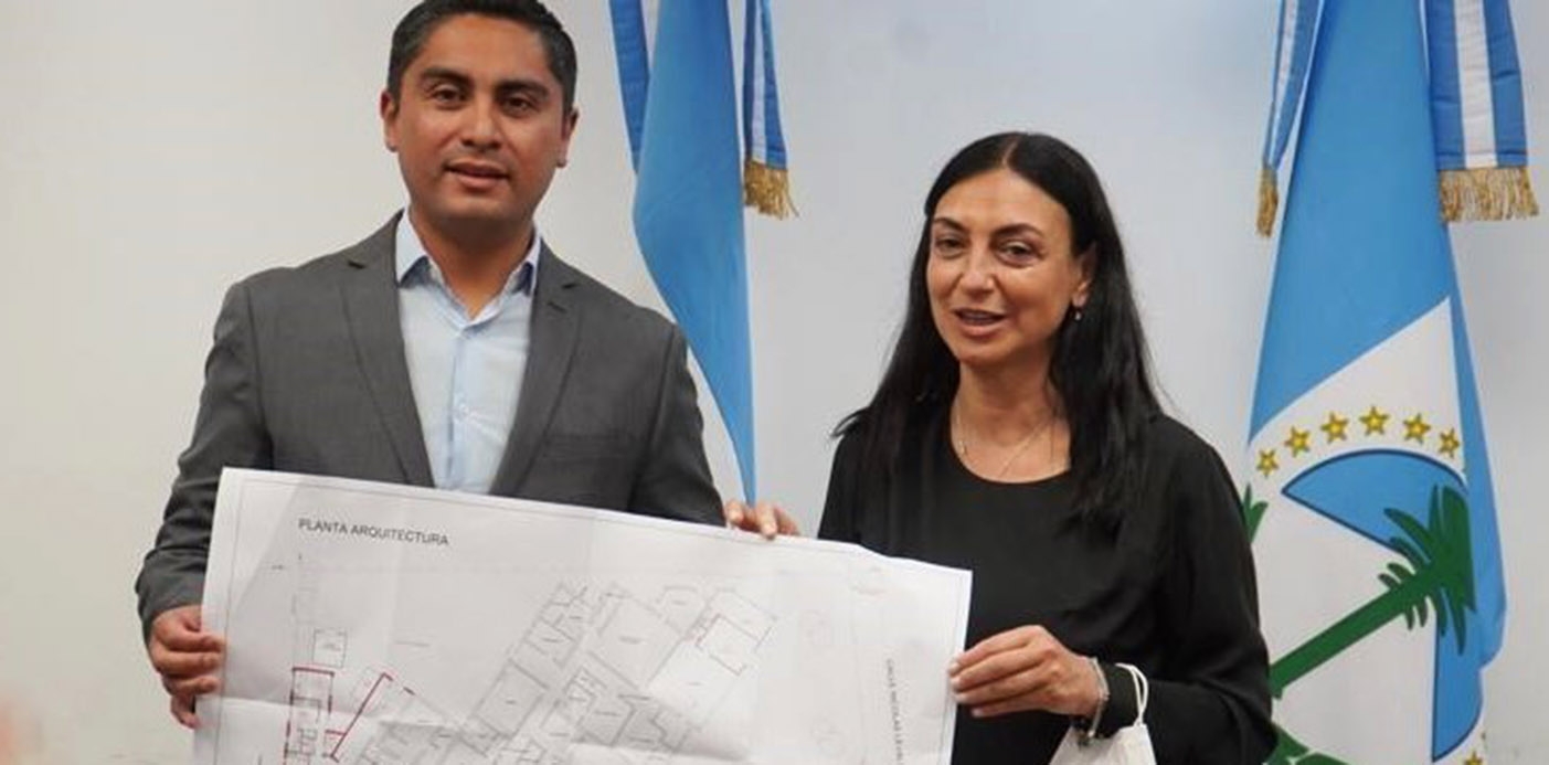 Ministra de Salud, Andrea Peve, y el intendente de Mariano Moreno, Javier Huilipán (2)