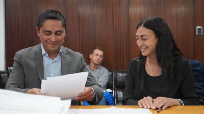 Ministra de Salud, Andrea Peve, y el intendente de Mariano Moreno, Javier Huilipán (1)