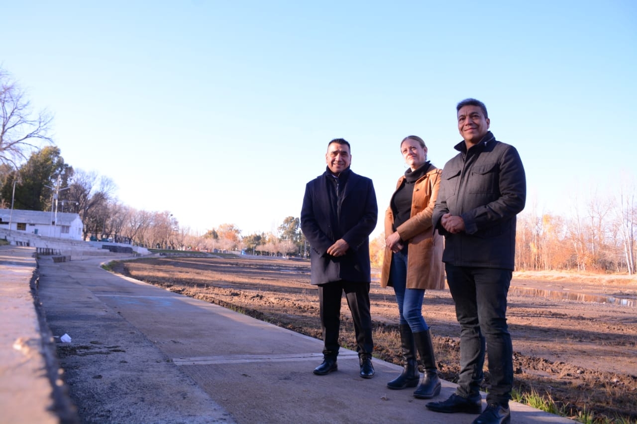 Ramón Rioseco, Mercedes Lamarca y Jesús Escoba. Balneario Albino Cotro de Neuquén 1