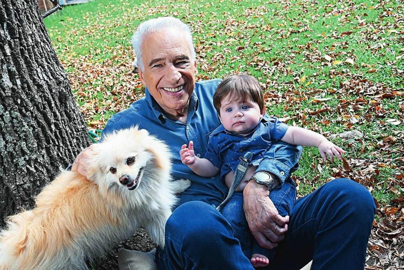 alberto-cormillot-junto-al-pequeno-emilio-su-sonrisa-ilumina-nuestra-familia-1356654