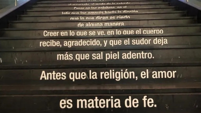 Escalera del CCK en Buenos Aires con el poema de Macky Corbalán