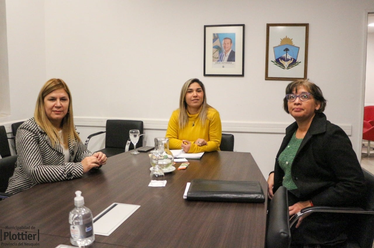 Intendente Plottier Gloria Ruiz y secretaria de Seguridad de la provincia Neuquén Marianina Dominguez