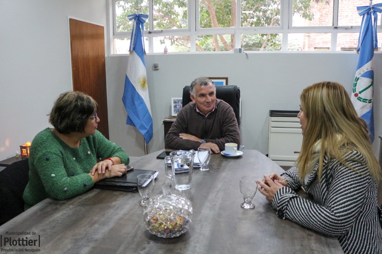 Intendente Plottier Gloria Ruiz y Abel Di Luca Ministro de Desarrollo Social Neuquén 1