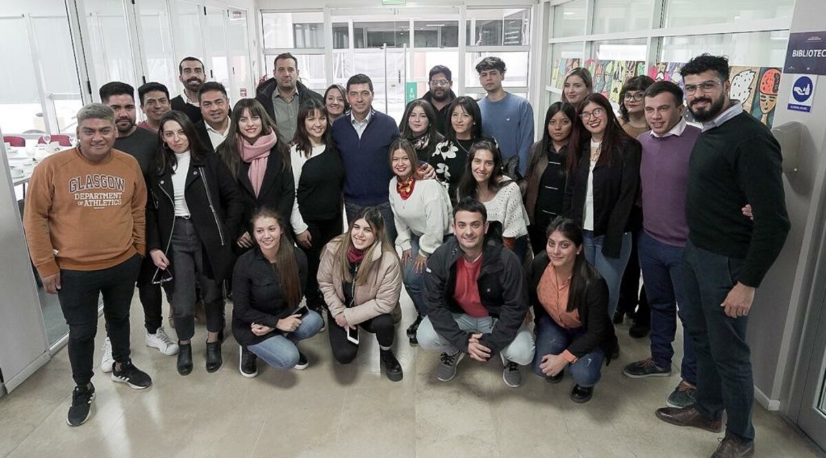 jovenes con el vicegobernador, Marcos Koopmann