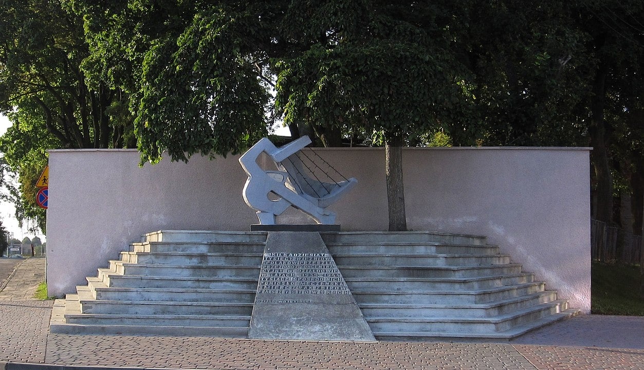 1253px-Dzialdowo_-_Monument_to_victims_of_KL_Soldau
